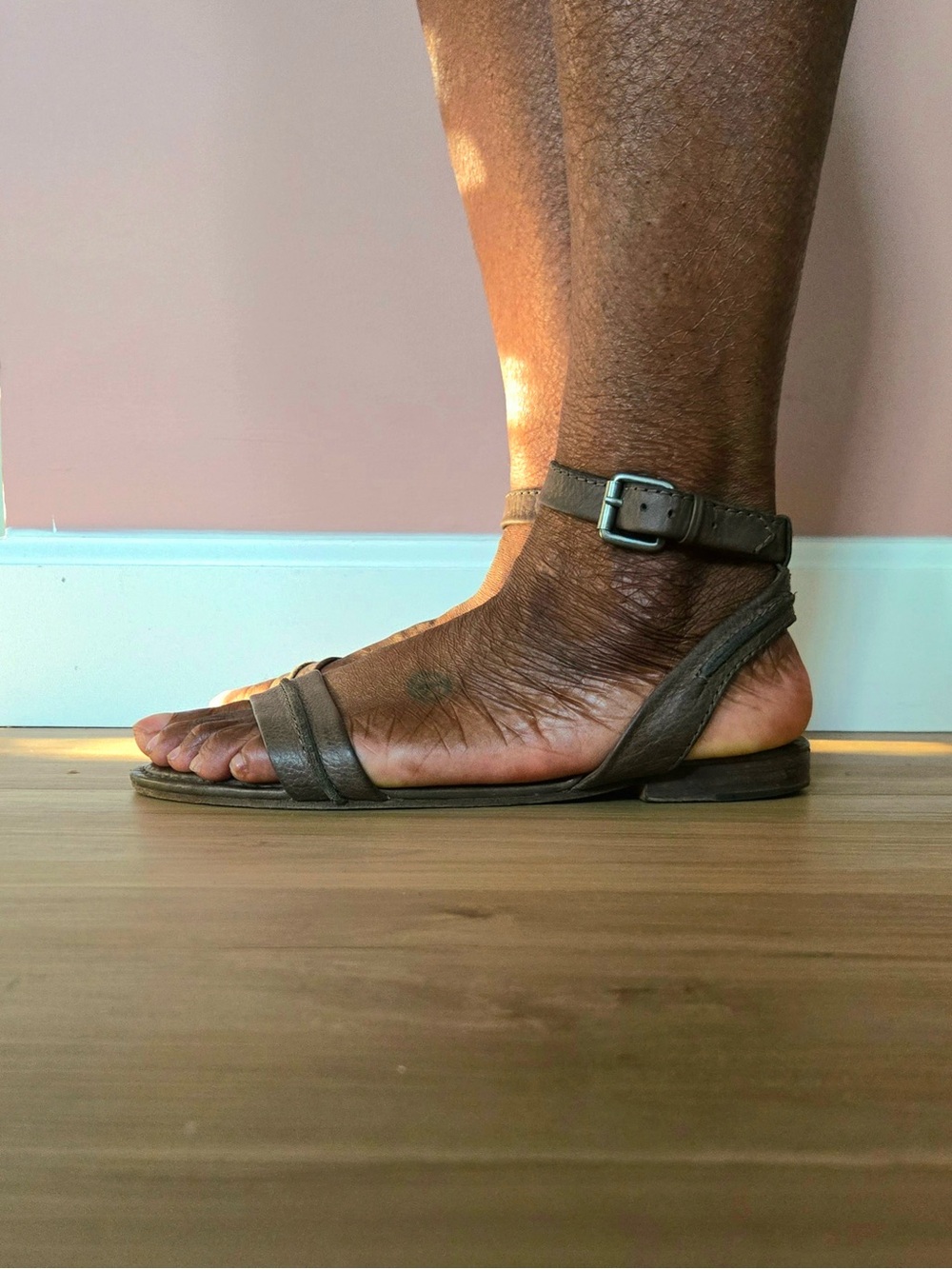 frye | phillip seam leather ankle sandals | flat sandals | us women's 9